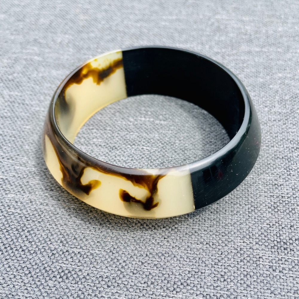 Vintage Chunky Mod Lucite Bangle Bracelet Black Amber Marbled Acrylic Statement - Picture 3 of 14